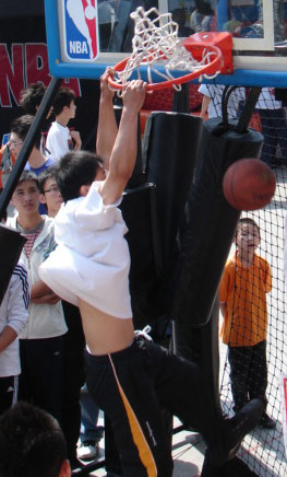 与球迷之间 与球迷之间